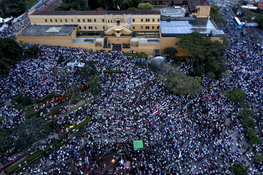 Miles salen a apoyar al Poder Judicial en Costa Rica en medio de conflicto con el Gobierno