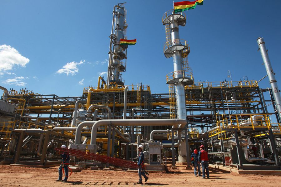 Petroleras YPF, Eni y XRG invertirán 51.000 millones de dólares en gas licuado argentino