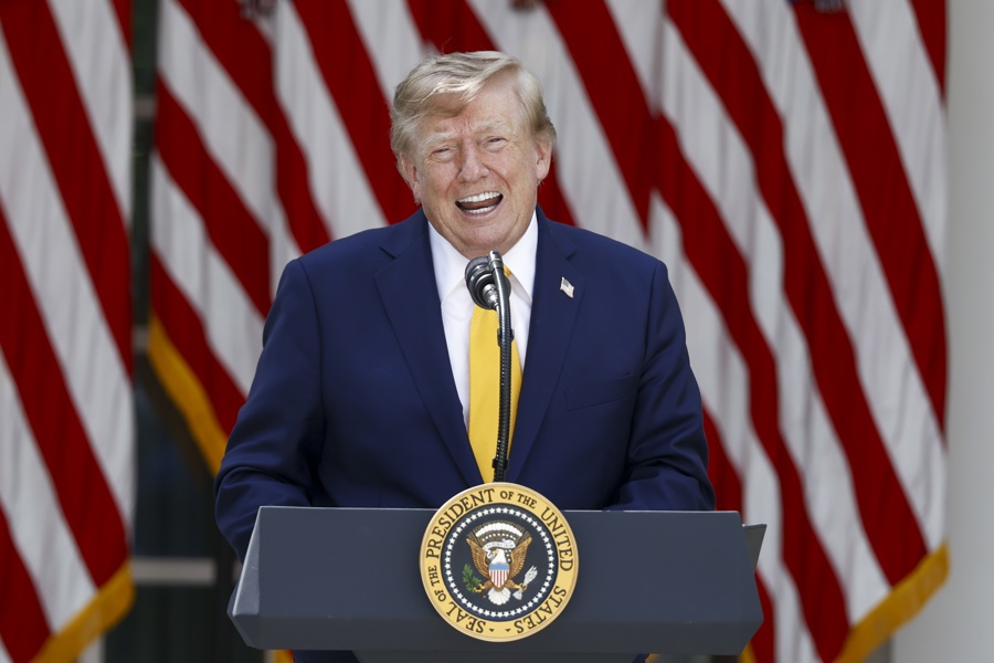 Trump amaga con llamar "Lago América" a un lago que bordea Canadá en pleno pulso comercial