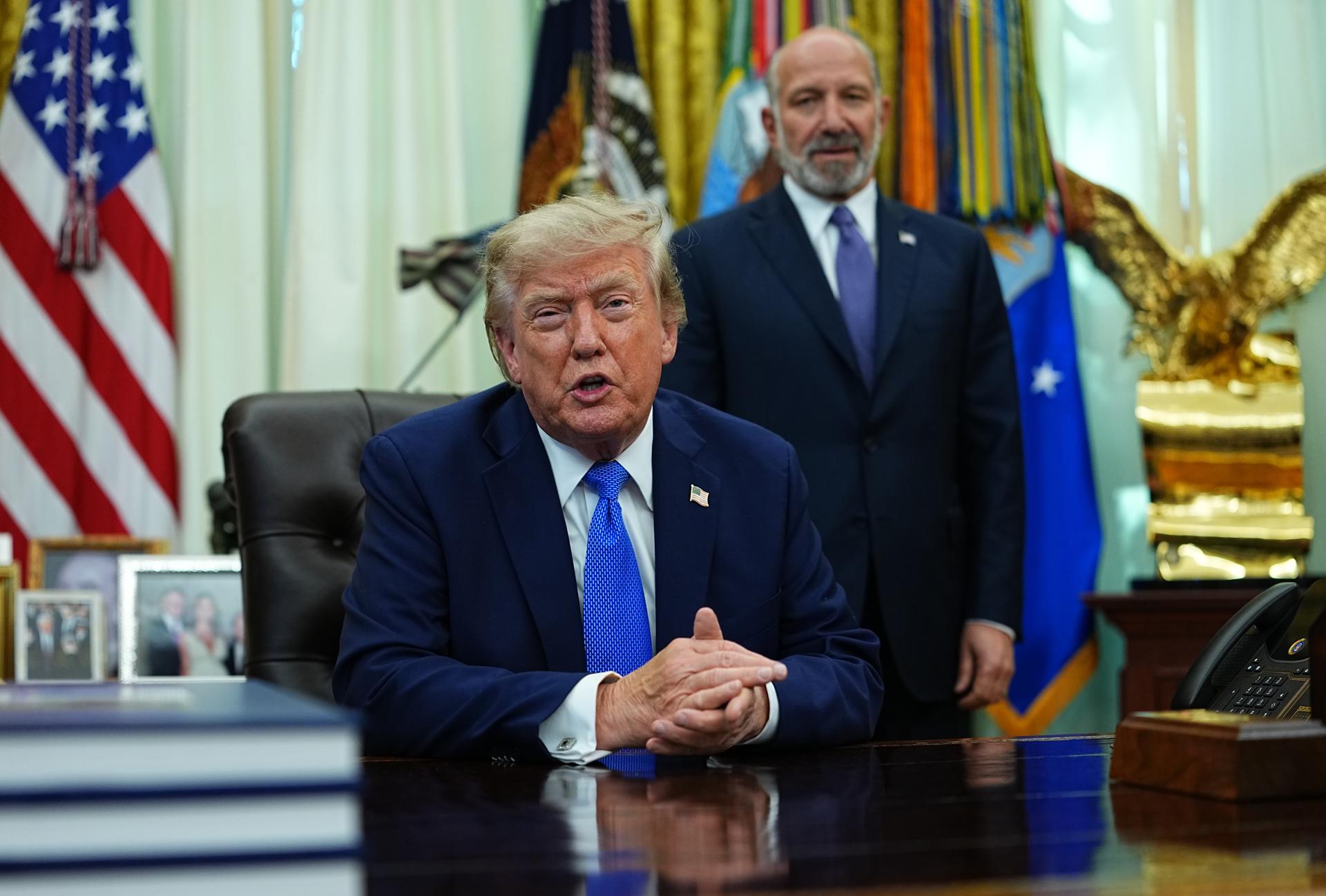 Trump reconoce escasez de algunas armas pero dice que EE.UU. tiene munición suficiente