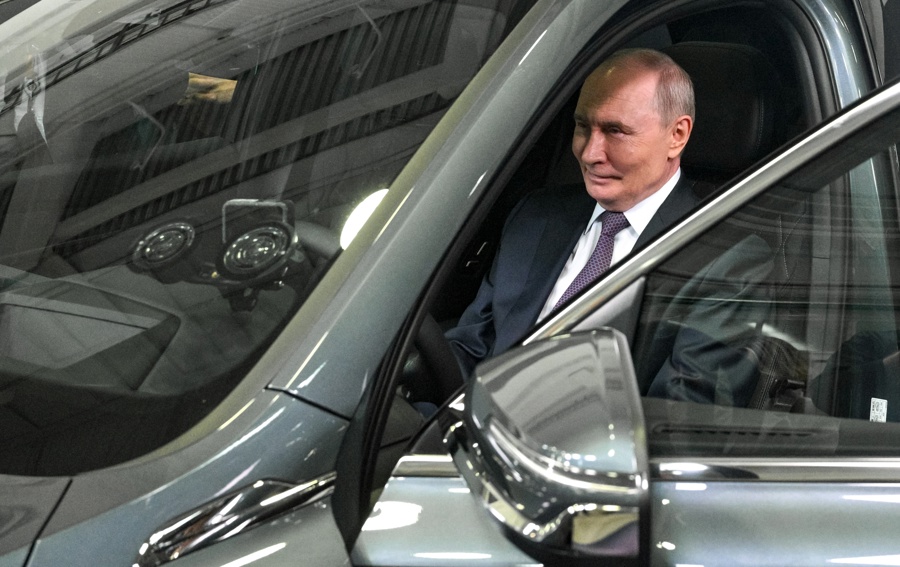 Putin se pone al volante del nuevo Volga diseñado a imagen y semejanza del Geely chino