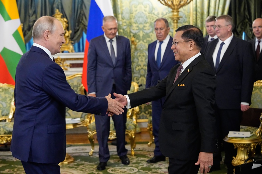 Putin da un espaldarazo diplomático y económico al líder golpista birmano