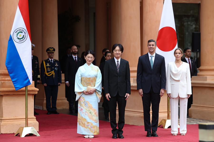 Los príncipes herederos de Japón son recibidos por Peña en palacio presidencial paraguayo