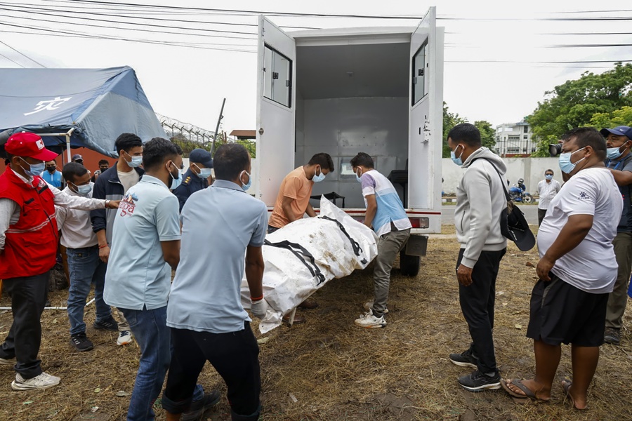 Aumentan a 939 los muertos y baja la cifra de desaparecidos tras la riada en Nepal