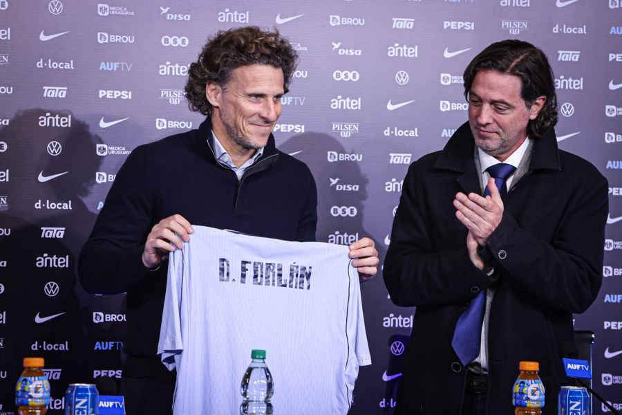 Diego Forlán abre las puertas de la selección a Luis Suárez: "¿Por qué no?"