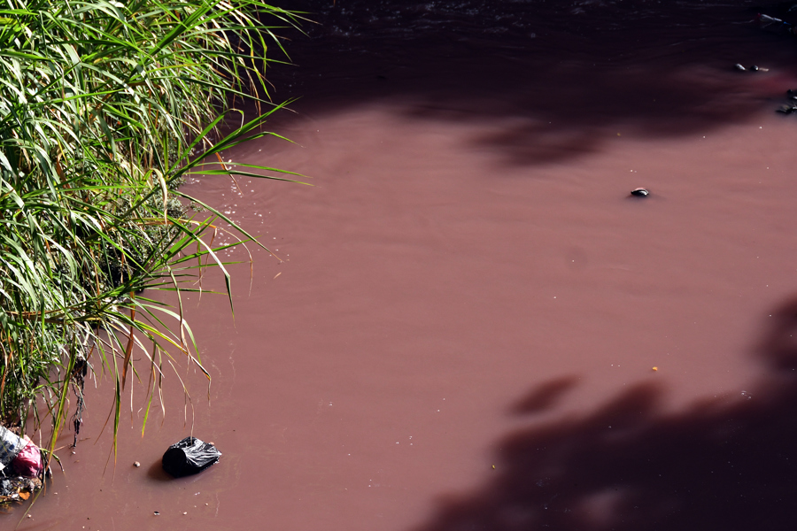 Guatemala investiga la posible contaminación del río que cruza la capital, teñido de rojo