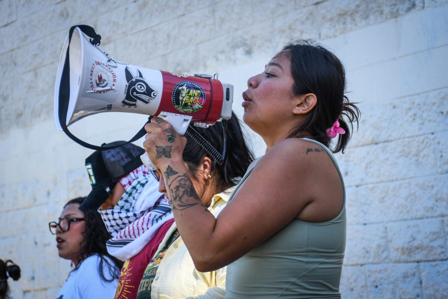 Latinas de California muestran mayor preocupación por inmigración, democracia y Trump