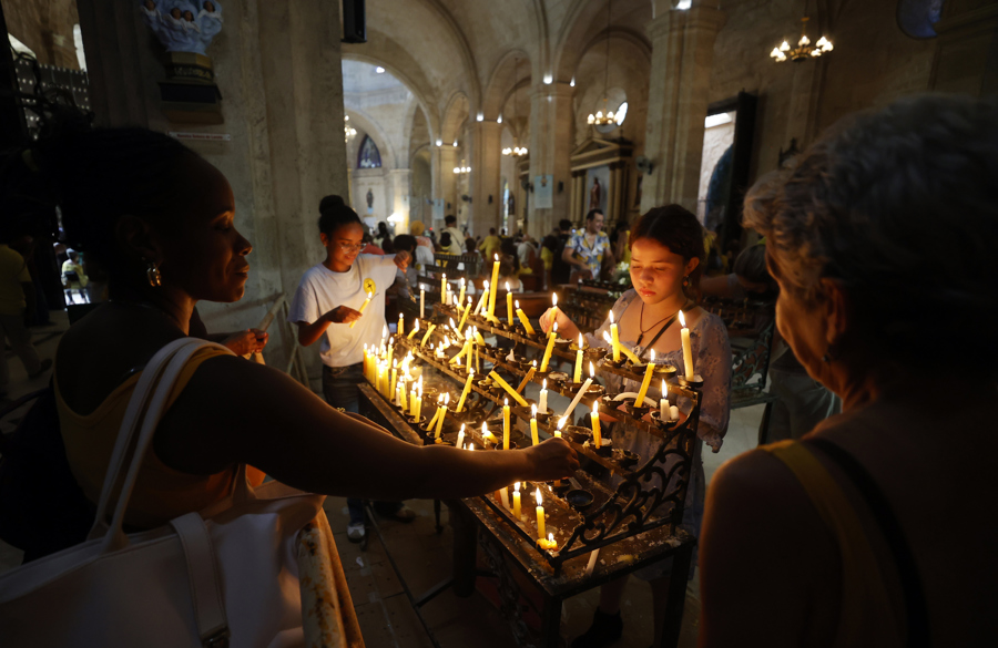 Fieles cubanos veneran a su Patrona, la Virgen de La Caridad del Cobre, en plena crisis