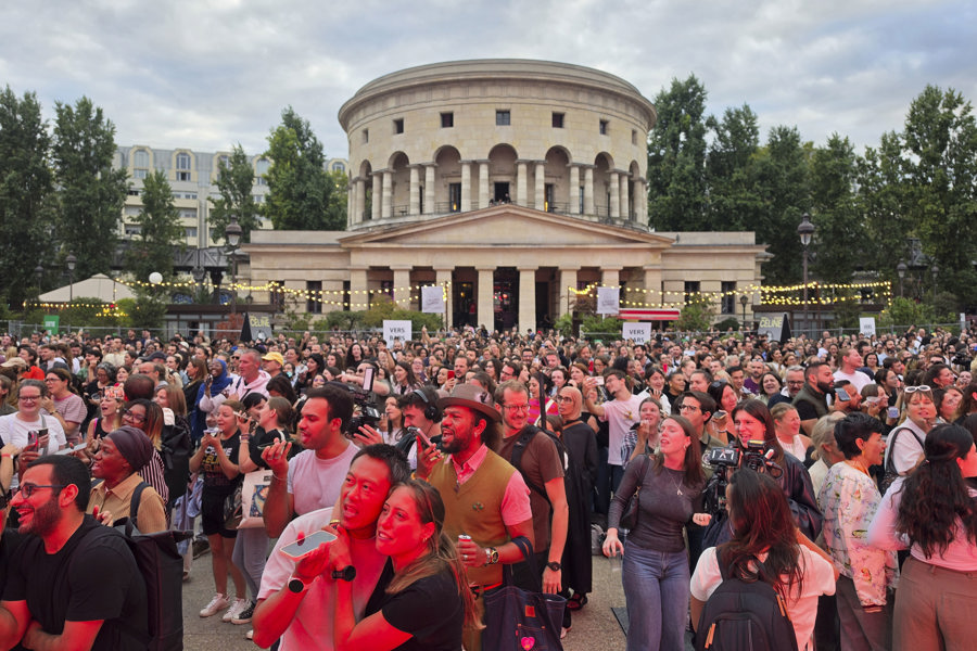 10,000 personas reciben a Céline Dion con un karaoke gigante tras seis años sin conciertos
