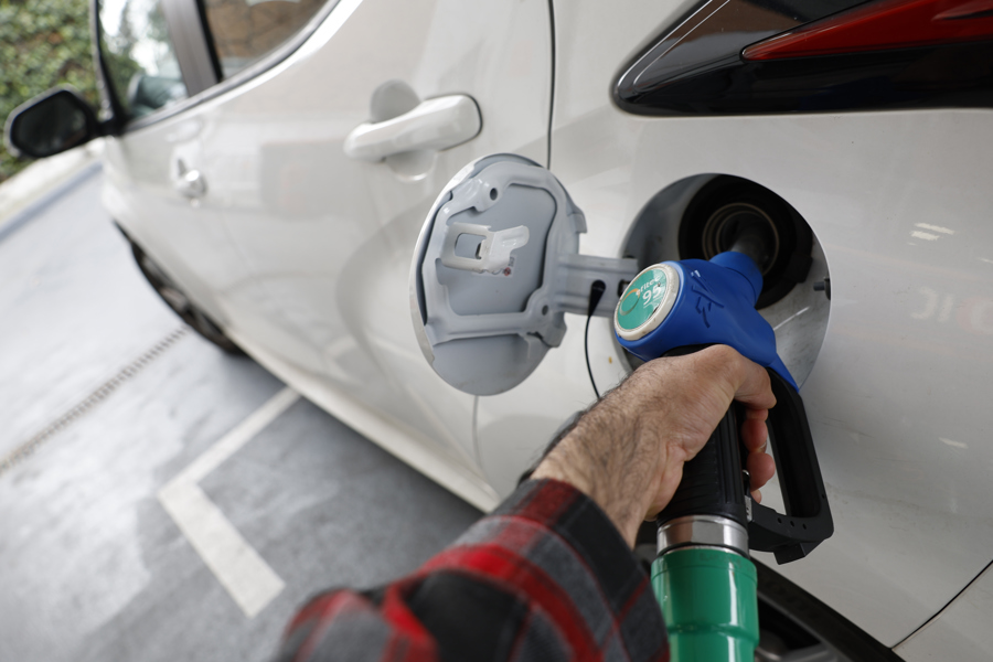 El petróleo brent baja un 0,95 % hasta los 104,8 dólares, su nivel más bajo en la semana