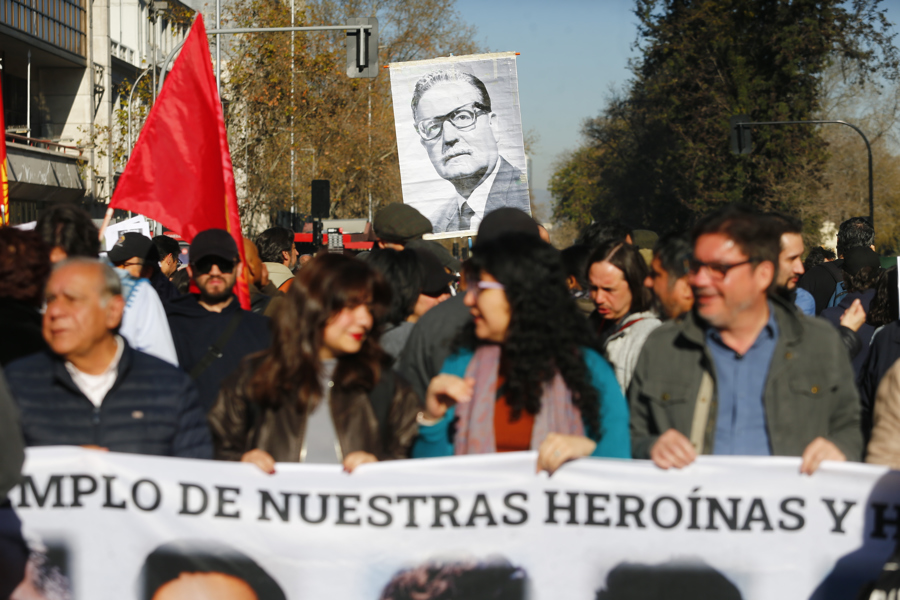 Miles de chilenos marchan al cementerio 53 años después del golpe para recordar a víctimas