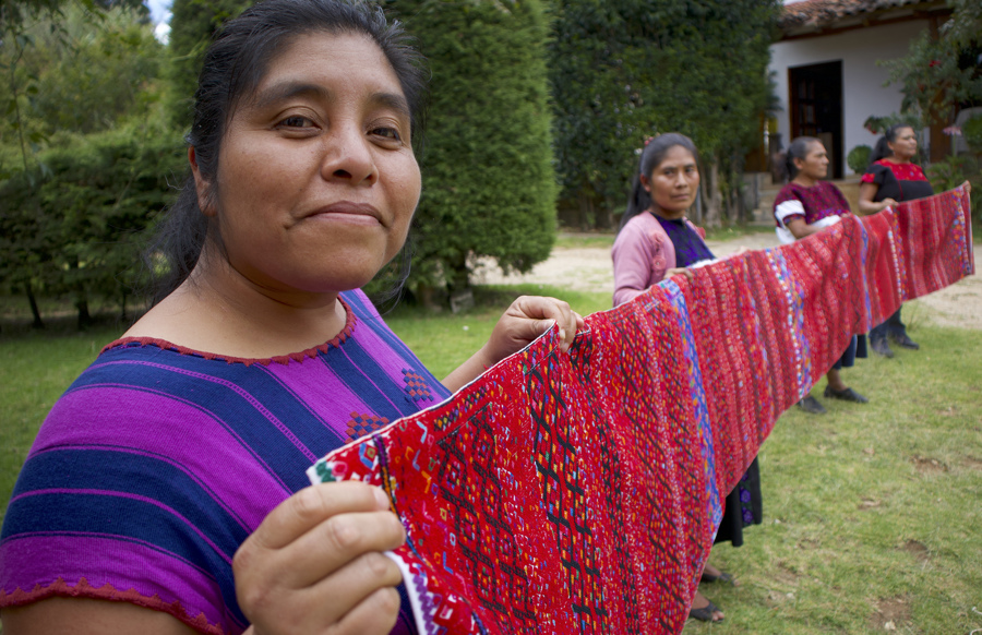 Artesanas tsotsiles mexicanas crean catálogo para defender tejidos de las grandes marcas