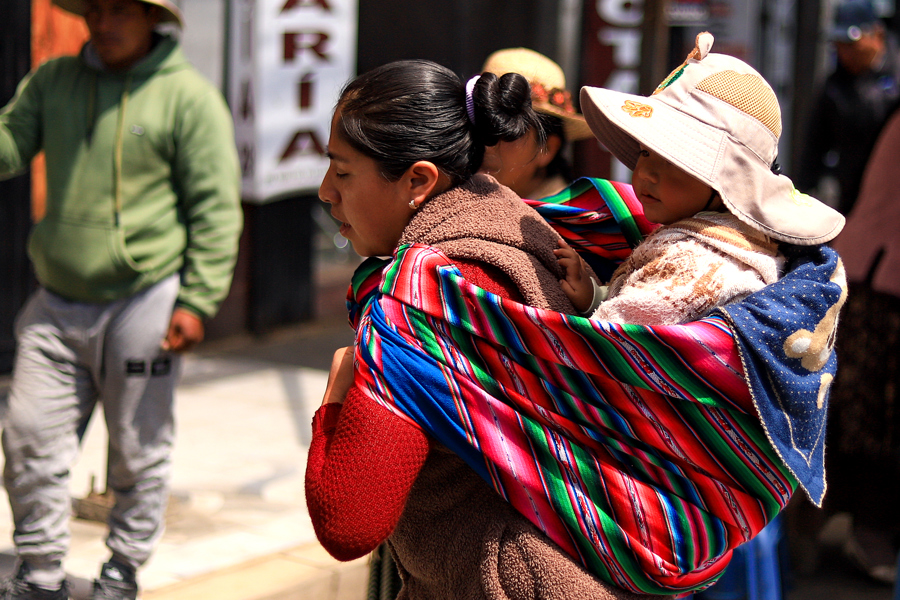 Vulneraciones en salud, educación e integridad física afectan a niñas indígenas en Bolivia