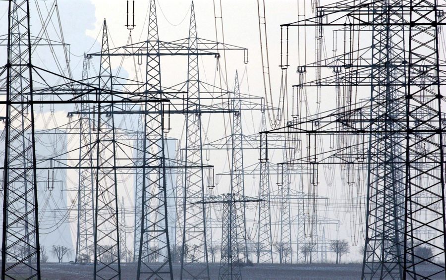 Los precios de la electricidad en la UE suben el 22,8% desde febrero frente al alza del 88,4% del gas