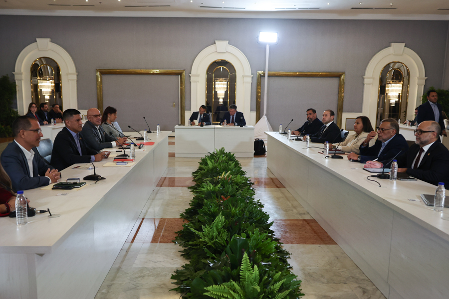 El chavismo y la oposición prosiguen el segundo ciclo del diálogo respaldado por EE.UU.