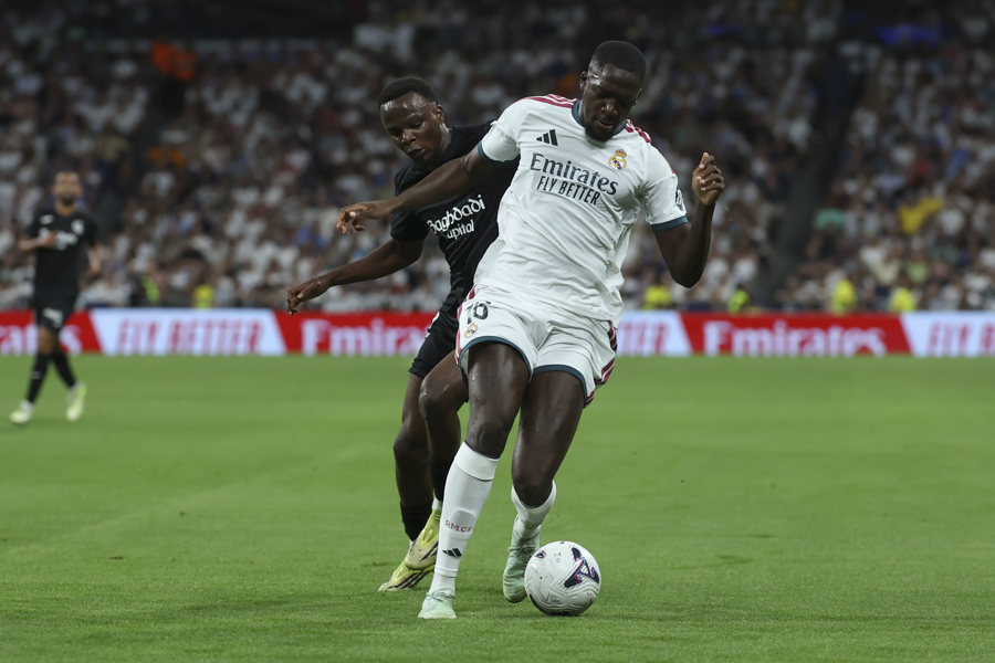 Konaté sufre una lesión en el ligamento colateral de la pierna derecha