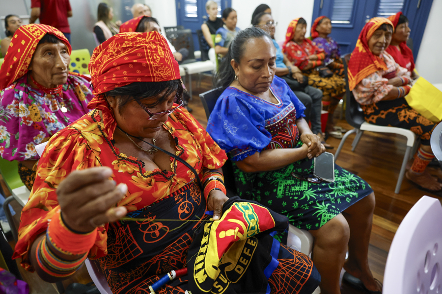 Tejer, el salvavidas que guarda la memoria de dos pueblos indígenas de Panamá y Colombia