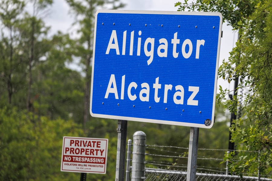 Dos guardias de un centro de detención para migrantes en Florida son acusados de agresión