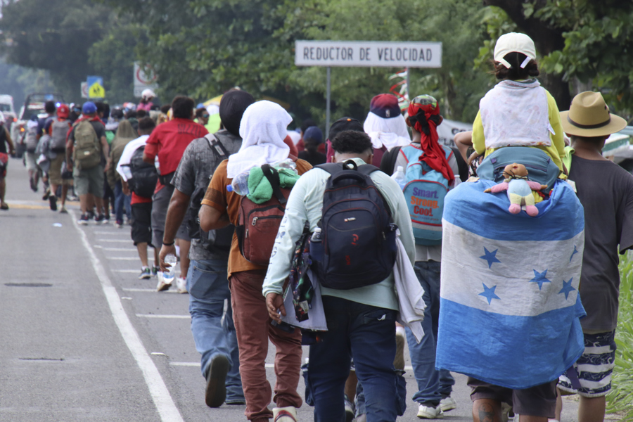 Caravana de unos 300 migrantes centroamericanos ingresa a México desde Guatemala
