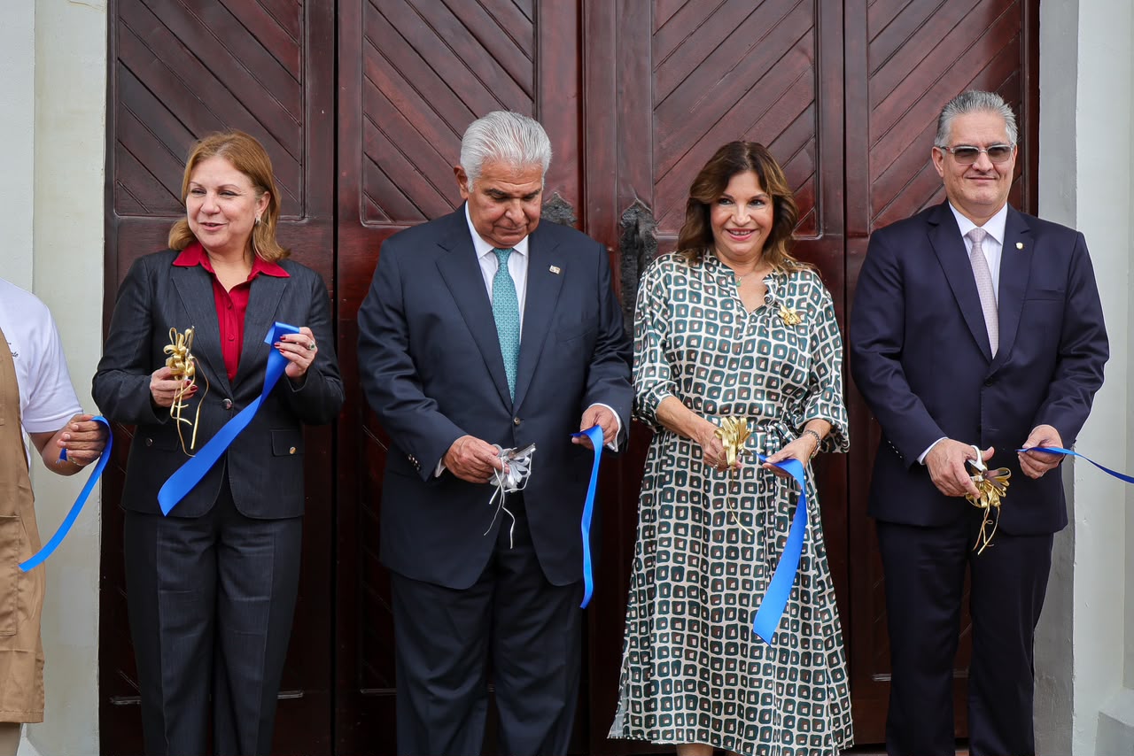 Pareja presidencial inaugura Café Presidente El Monasterio, una nueva sucursal de oportunidades
