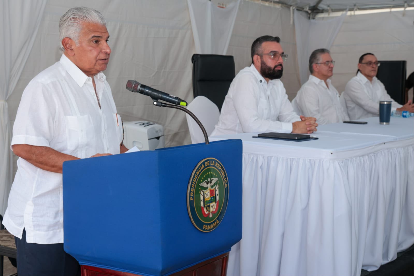 José Raúl Mulino cumple con familias azuerenses entregando órdenes de proceder para mejorar suministro de agua