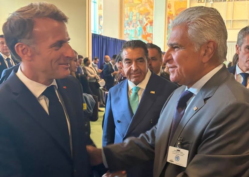 Presidentes Mulino y Macron estrechan la mano en la ONU