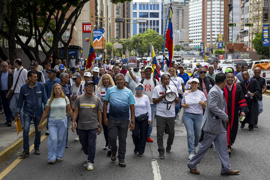 Protestan en Venezuela contra jueces, bajos salarios y exigen elecciones y liberaciones