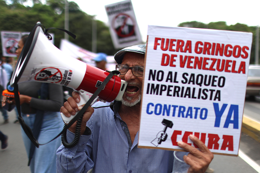 Chavistas protestan contra el acuerdo petrolero EE.UU.-Venezuela y piden salarios dignos
