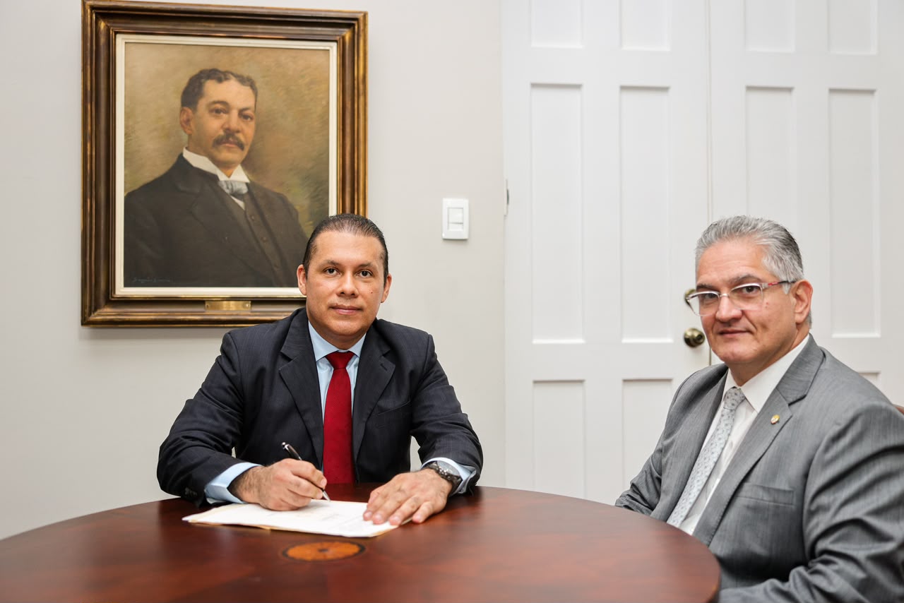 William González toma posesión como nuevo viceministro administrativo del Meduca