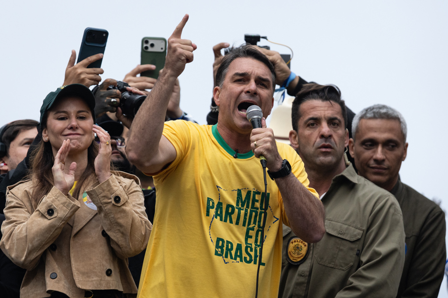 Flávio Bolsonaro reúne a miles para denunciar la "dictadura" de Moraes y criticar a Lula