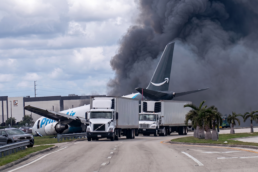 Un avión de carga de Amazon se estrella en el aeropuerto de Miami