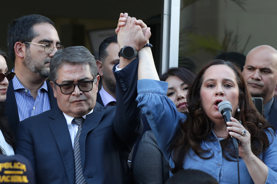 Juez cierra el caso por fraude y lavado contra expresidente de Honduras indultado en EEUU