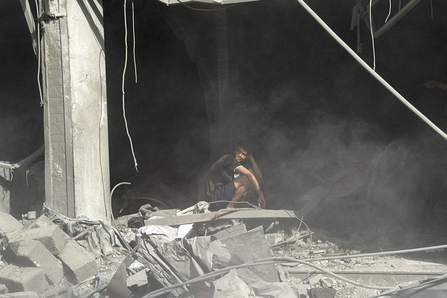 Israel mata a un niño y a una mujer en ataques contra el centro y sur de Gaza