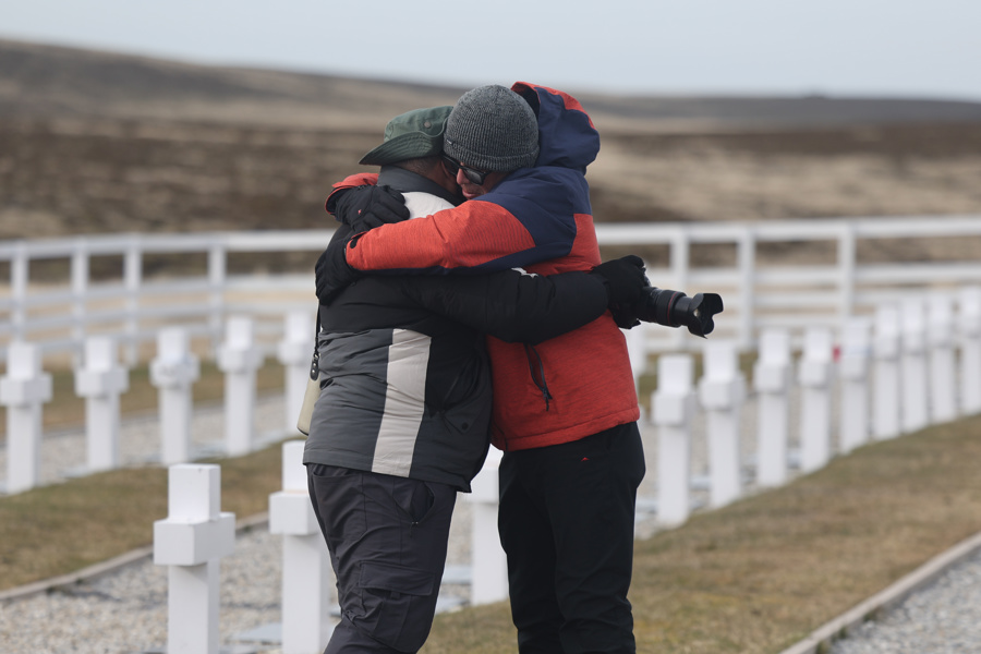 Volver a Malvinas 44 años después: un viaje entre trincheras, tumbas y heridas abiertas