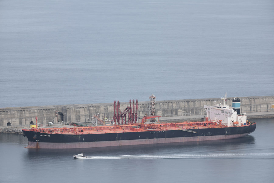 El petróleo brent baja cerca el 1 % y el barril se cotiza a menos de 104 dólares
