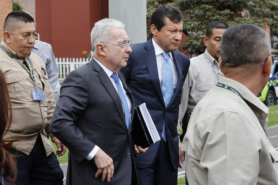 Uribe, antes de declarar en la Fiscalía colombiana: "Acudo a decir que no he sido asesino"