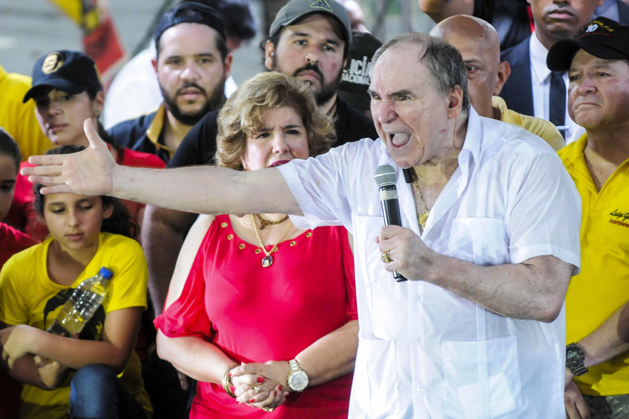 Más de 9 años de cárcel para expresidente ecuatoriano Bucaram por delincuencia organizada