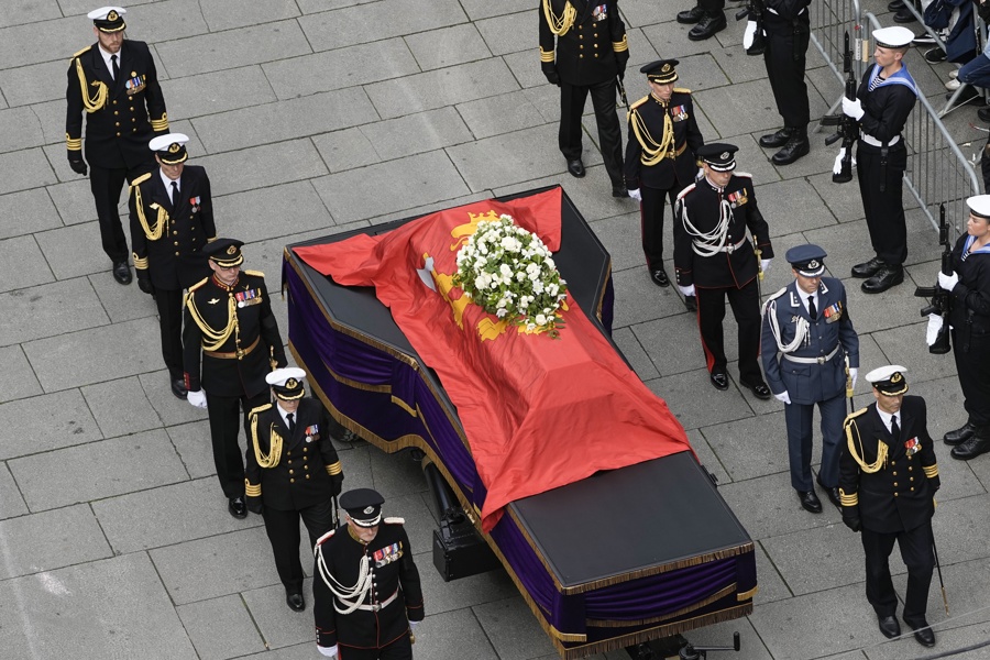 El cortejo fúnebre con el ataúd de Harald V inicia su recorrido hasta la catedral de Oslo