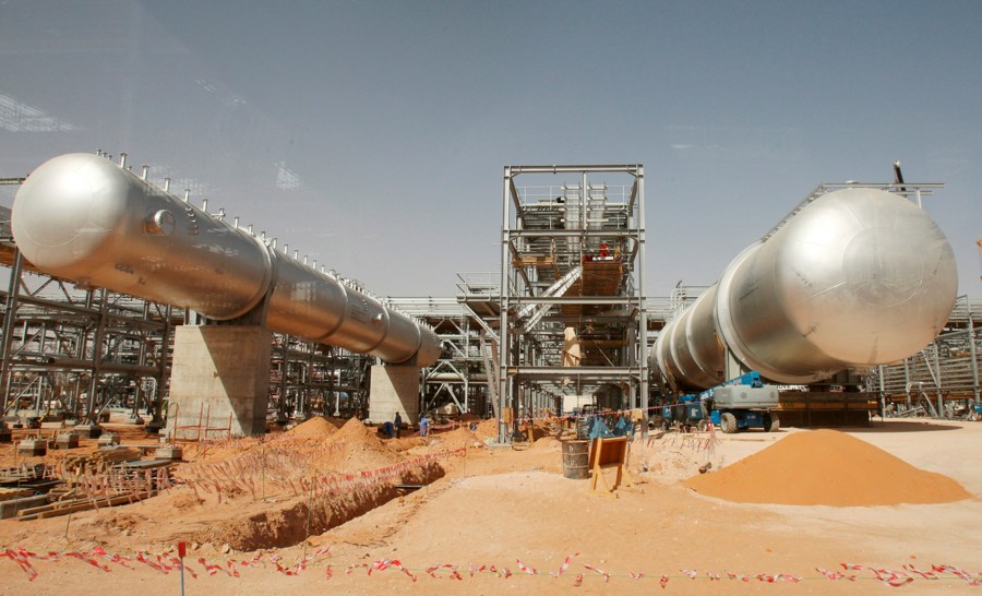 El brent baja el 2,5 % y pierde los 104 dólares tras los avances entre EE.UU. e Irán