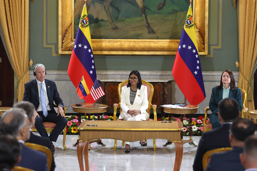 Venezuela firma acuerdos con Chevron y Eni en presencia del secretario de Energía de EEUU