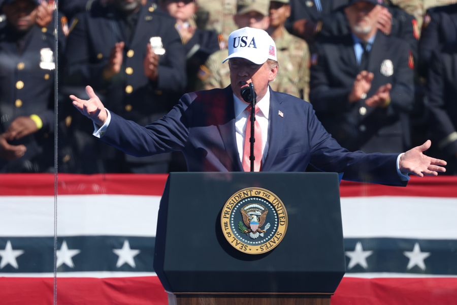 Trump recibe en la Casa Blanca una viga de las Torres Gemelas por el 25 aniversario de 11S