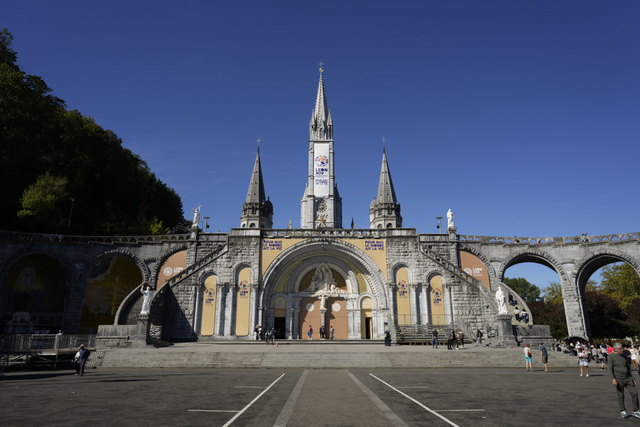 Banderas y carteles inundan Lourdes ante la llegada del papa León XIV: "Impacta mucho"