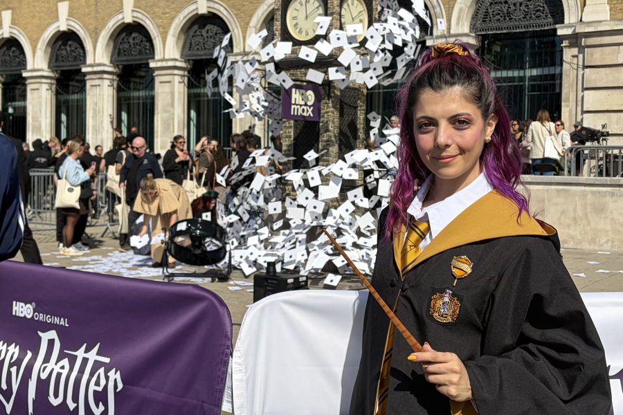 Fans de Harry Potter celebran en Londres la vuelta a Hogwarts antes de estreno de la serie