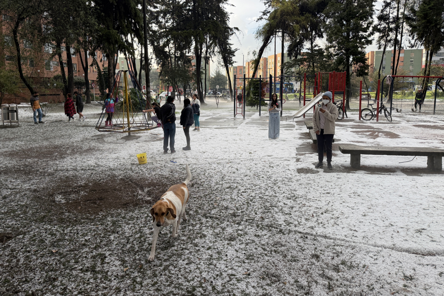 Una granizada viste de blanco la capital colombiana y retrasa vuelos por baja visibilidad