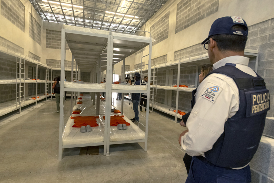 Entre cemento y uniformes naranja, la megacárcel de Costa Rica espera por 5,100 presos