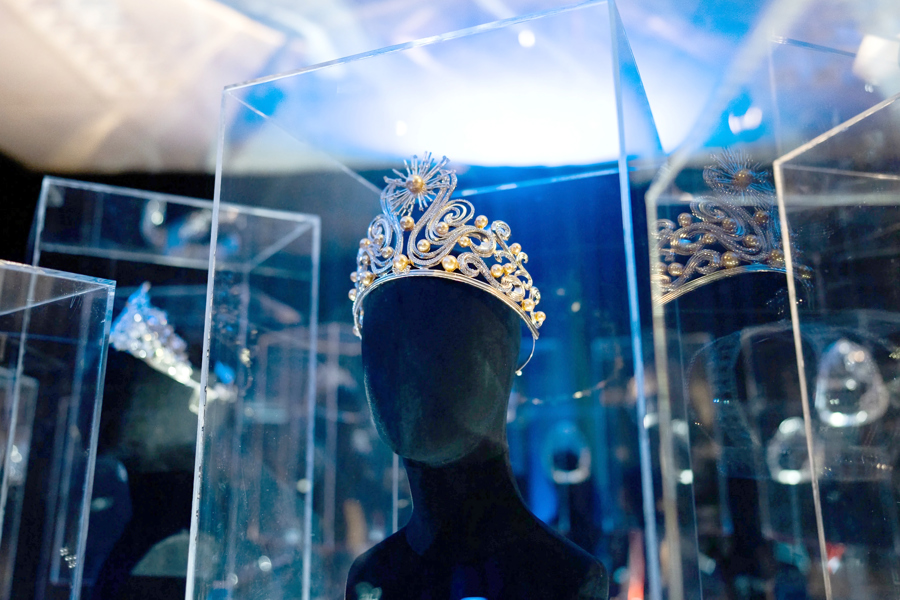 Puerto Rico inaugura una exposición con coronas y artículos de colección de Miss Universo