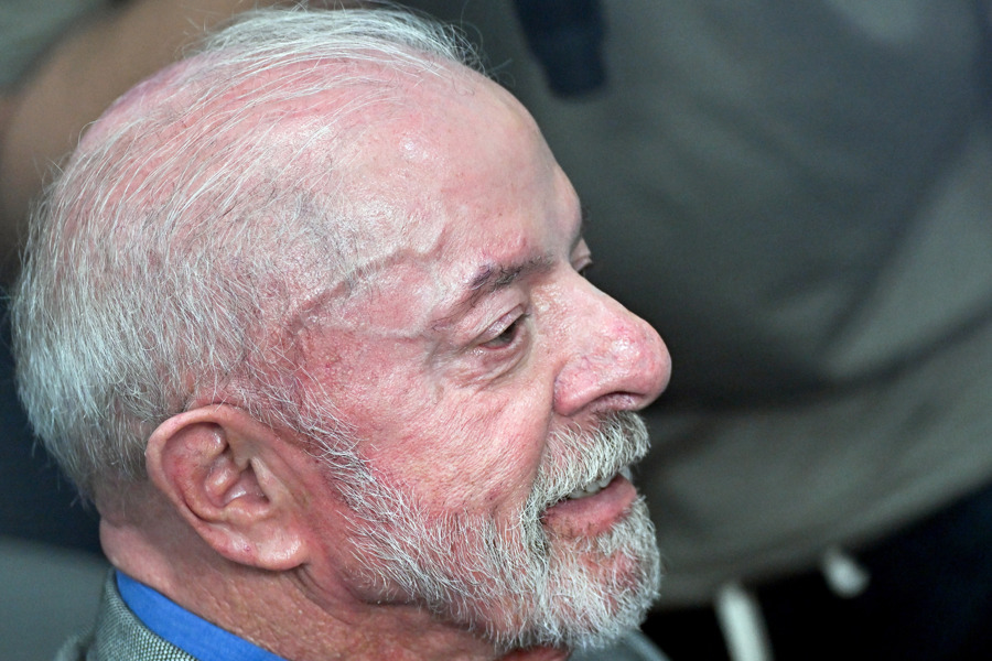 Lula califica de "conquista histórica" la reducción de la jornada laboral en Brasil