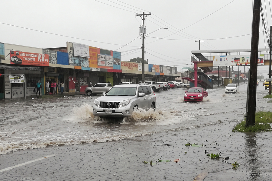 Lluvias desatan tranques e inundaciones en varios puntos de la capital