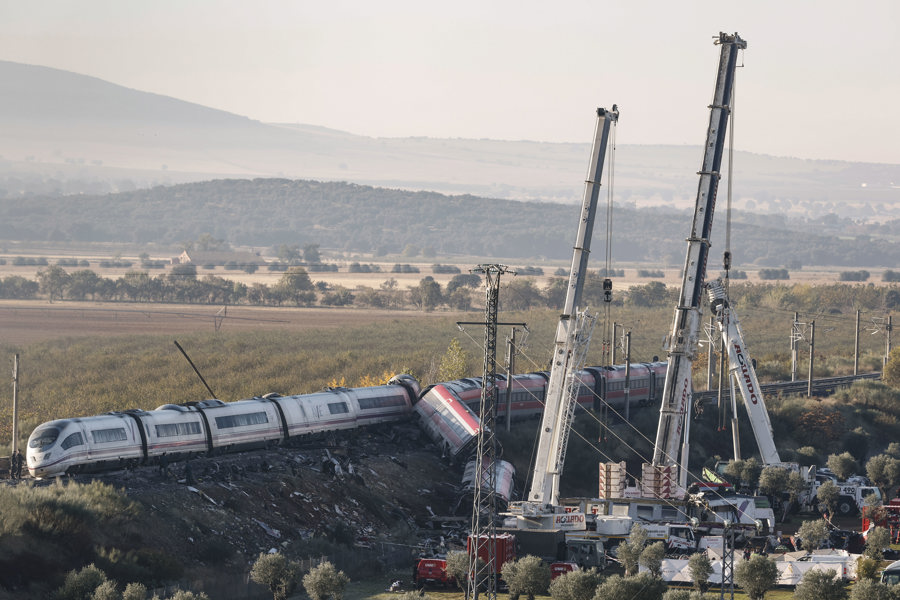 Grúas pesadas tratan de mover los vagones de los dos trenes accidentados en España