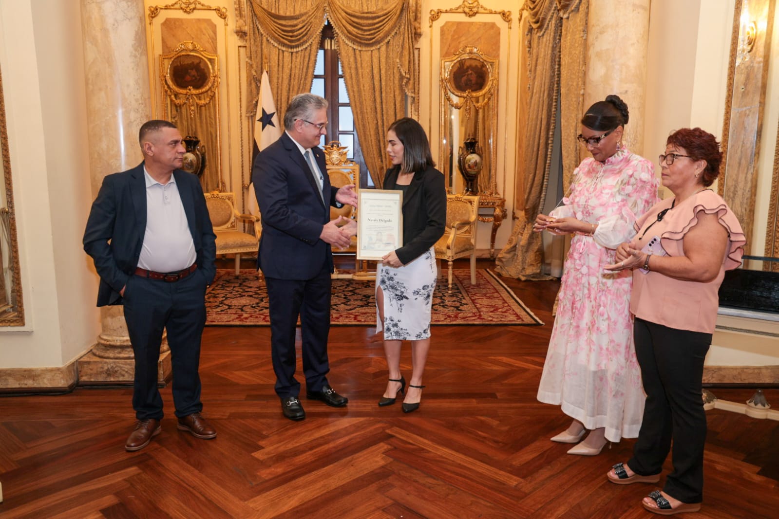 Gobierno Nacional entrega reconocimiento a Nataly Delgado, campeona mundial supermosca de la AMB